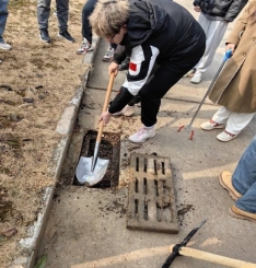 F:\03实习实训\劳动教育\专业性劳动教育\2021级别\实践照片+计划\1.9校内建筑物+排水管网\C9A0EC33A9465CFBE07251304584A8A0_750_750.jpg